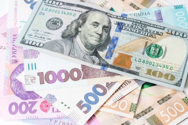 Ukrayna parası - 500 Hryvnia 100 dolarlık banknotlar halinde. Ukrayna 'daki mali kriz, Hryvnia' nın dolar döviz kuruna düşüşü. Para arkaplanı