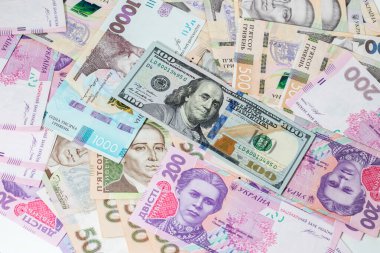 Ukrayna parası - 500 Hryvnia 100 dolarlık banknotlar halinde. Ukrayna 'daki mali kriz, Hryvnia' nın dolar döviz kuruna düşüşü. Para arkaplanı