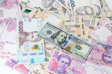 Ukrayna parası - 500 Hryvnia 100 dolarlık banknotlar halinde. Ukrayna 'daki mali kriz, Hryvnia' nın dolar döviz kuruna düşüşü. Para arkaplanı