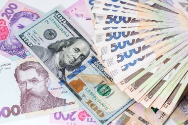 Ukrayna parası - Hryvnia, Amerikan dolarlarını finanse ediyor. Ukrayna 'da para, Hryvnia' da dolar döviz kuru. Çok paralı para dolarları ve Hryvnia, yakın plan konsept finans yatırımı.