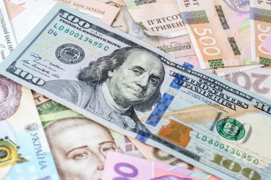 Ukrayna parası - Hryvnia, Amerikan dolarlarını finanse ediyor. Ukrayna 'da para, Hryvnia' da dolar döviz kuru. Çok paralı para dolarları ve Hryvnia, yakın plan konsept finans yatırımı.