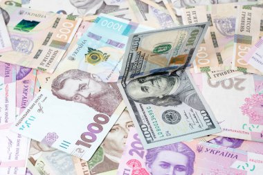 Ukrayna parası - Hryvnia, Amerikan dolarlarını finanse ediyor. Ukrayna 'da para, Hryvnia' da dolar döviz kuru. Çok paralı para dolarları ve Hryvnia, yakın plan konsept finans yatırımı.