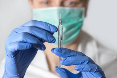Sağlık ve tıp kavramı - yakın kadın doktor tutarak şırınganın enjeksiyonu ile.
