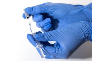 Şırınga, tıbbi enjeksiyon, şişe, elinde ampul, avuç içi ya da parmak. İğneli tıbbi plastik aşı ekipmanı. Hemşire ya da doktor. Sıvı uyuşturucu ya da uyuşturucu. Hastanede sağlık hizmeti
