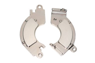 Beyaz arkaplanda sabit disk mıknatısı.