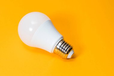 LED, sarı zemin üzerinde yeni teknoloji ampulü, enerji tasarrufu süper elektrik lambası çevre için iyidir.