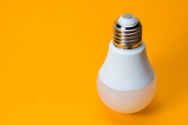 LED, sarı zemin üzerinde yeni teknoloji ampulü, enerji tasarrufu süper elektrik lambası çevre için iyidir.