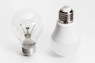 Ampuller. Yanan ampuller, floresan ampuller, turuncu eski nesil ampuller, Tungsten ampulleri ve beyaz enerji tasarrufu yapan ampullerden izole edilmiş..