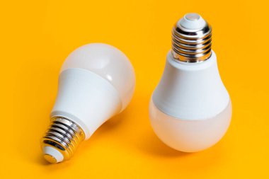 LED, sarı zemin üzerinde yeni teknoloji ampulü, enerji tasarrufu süper elektrik lambası çevre için iyidir.