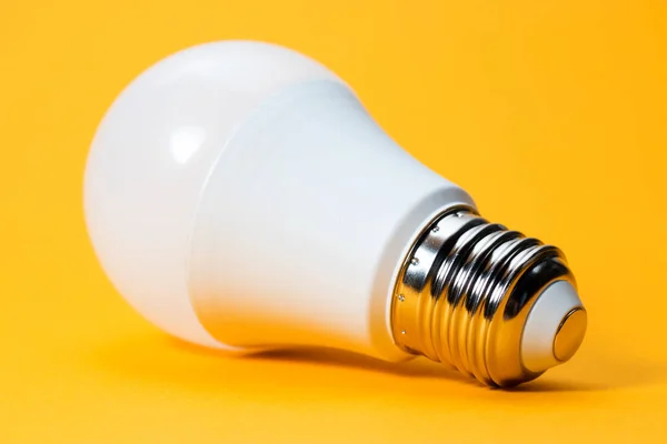 Led Λάμπα Νέας Τεχνολογίας Κίτρινο Φόντο Σούπερ Εξοικονόμηση Ενέργειας Ηλεκτρικό — Φωτογραφία Αρχείου