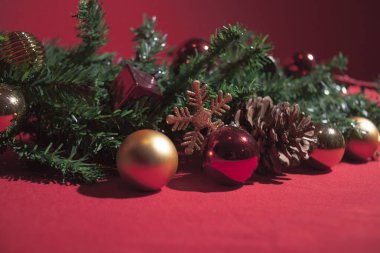 Kırmızı arkaplanda Noel tatilleri kompozisyonu ve metin için kopya alanı