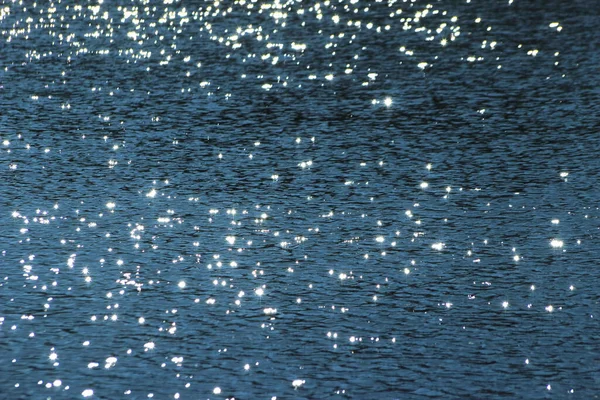 背景图像是碧绿的水面 水面反射着闪闪发光的太阳 — 图库照片