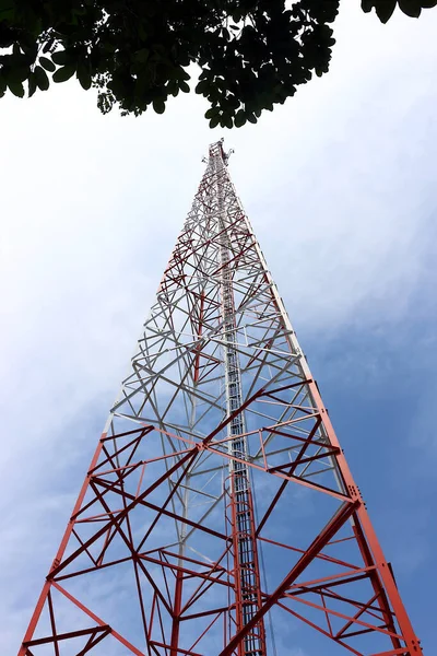 Torre Telefônica Com Antena Branca Vermelha Vista Baixo Para Cima — Fotografia de Stock