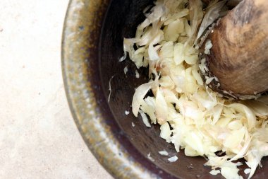 Havan topu dolu bir resim. Sarımsak dolu ve tokmağı hala içinde..