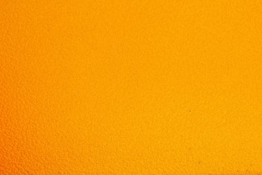 Arka plan sarı. Sert bir yüzeyi var..