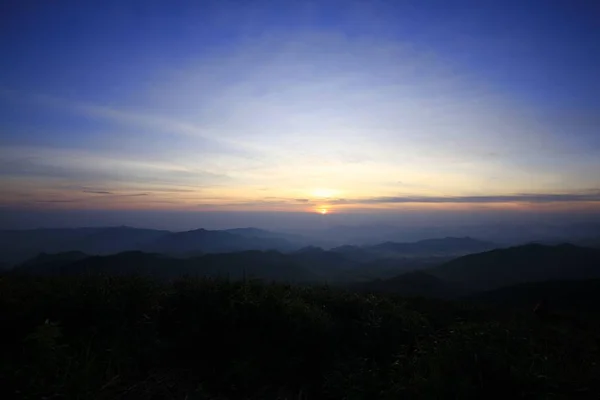 Amanhecer Manhã Luz Sobre Montanhas — Fotografia de Stock