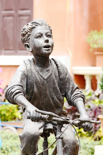 Bicicleta Estatua Chico Está Sonriendo — Foto de Stock