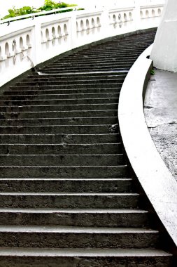 Yüksek kavisli beton merdivenler.