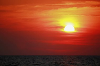 Güneşin denize düşmek etmektir.