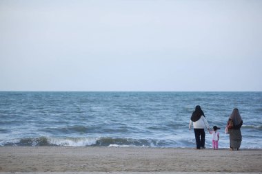 Denizi izleyen insanlar