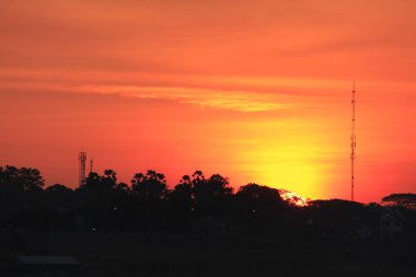 Gündoğumu sabah nehirde siluet.