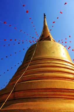 Altın stupa ve renkli bayraklar