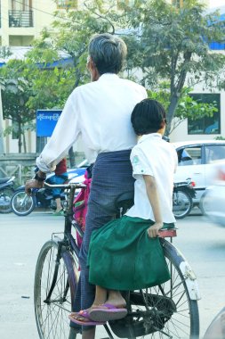 Erkekler kızlarla Myanmar Bisiklete binme