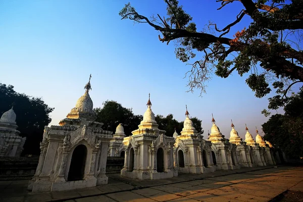 Fehér Pagoda Mianmarban — Stock Fotó