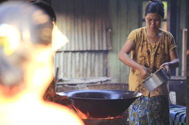 Mutfak Myanmar çarşıda gıda kızartmak için.