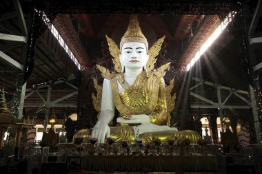 Myanmar tapınağında büyük beyaz Buda heykeli