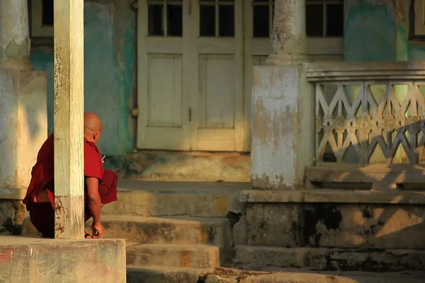 建物に面した僧侶 — ストック写真