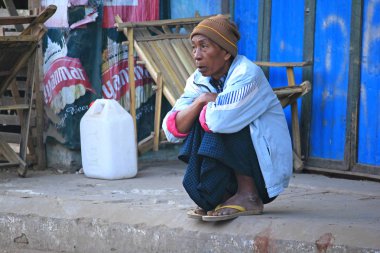 Birmanyalı erkekler izliyor..