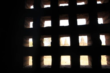 Pencereden ışık geliyor.