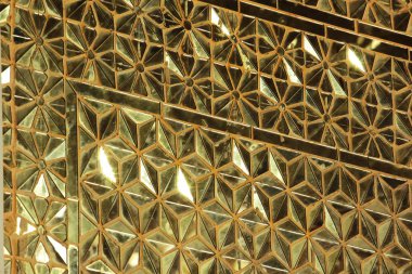 Duvarları altın cam ile dekore edilmiştir.