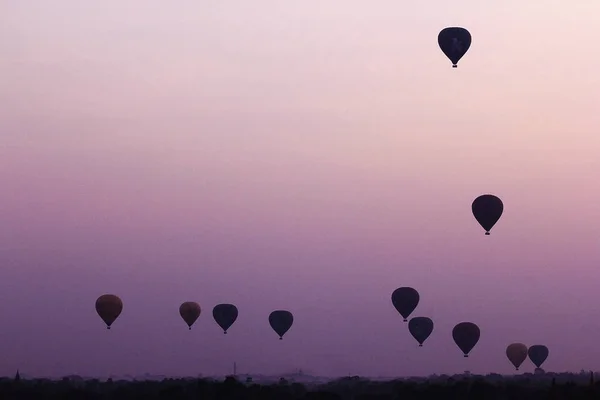 Een Silhouet Van Een Ballon Bij Zonsopgang Ochtend — Stockfoto