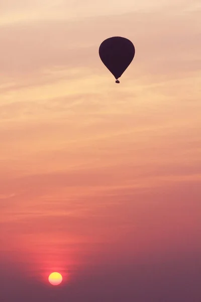 Een Silhouet Van Een Ballon Bij Zonsopgang Ochtend — Stockfoto