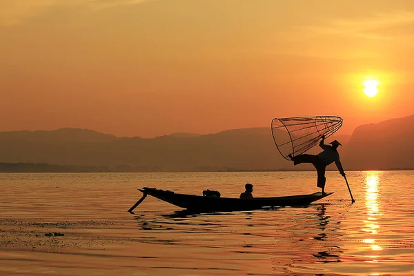Silhouette Fisherman Inle Lake Myanmar — Stock Photo, Image