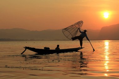 Inle Gölü bir balıkçı silüeti