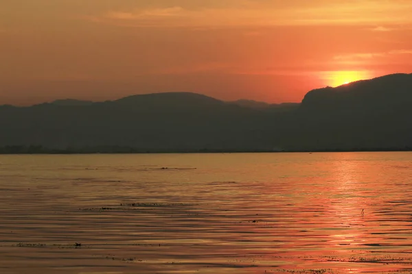 湖中夕阳的橙色光芒 — 图库照片