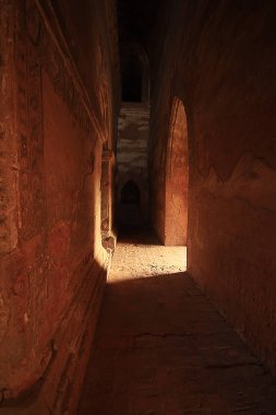 Kapıdan güneş ışığı