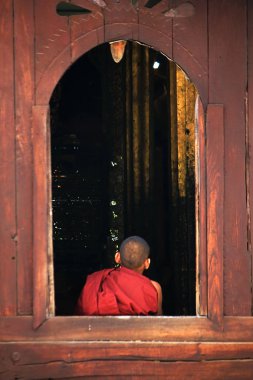 Keşişler pencerede oturun.