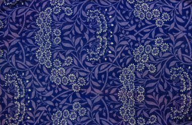 Kumaşüzerindeki desenler ve renkler.