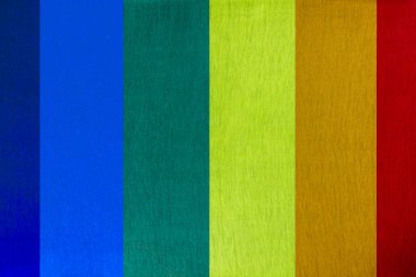 Kumaşüzerindeki desenler ve renkler.