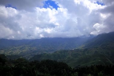 Sapa dağ kasabasında manzaranın keyfini çıkarın.