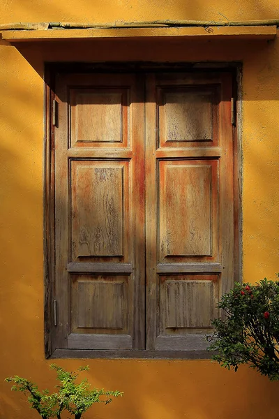 Wood Window Yellow Wall — Stock Photo, Image