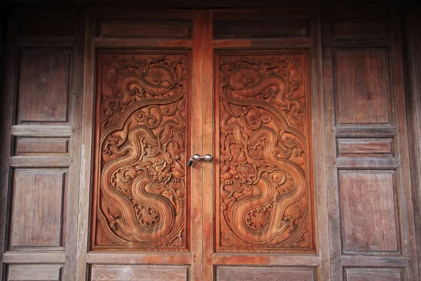 Puerta Madera Con Patrón Dragón — Foto de Stock