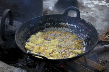 Tofu kızgın yağ ile bir tavada kızartılmış.