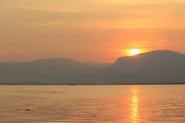 日落前的黄昏在湖面上 — 图库照片