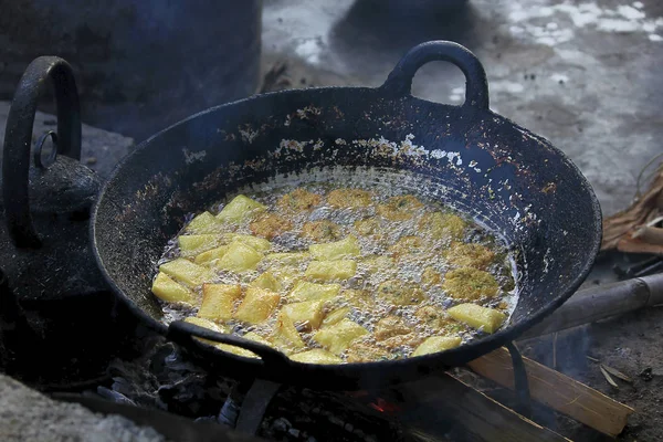 Tofu kızgın yağ ile bir tavada kızartılmış.