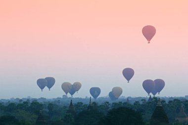 Sabah güneş doğarken Bagan.